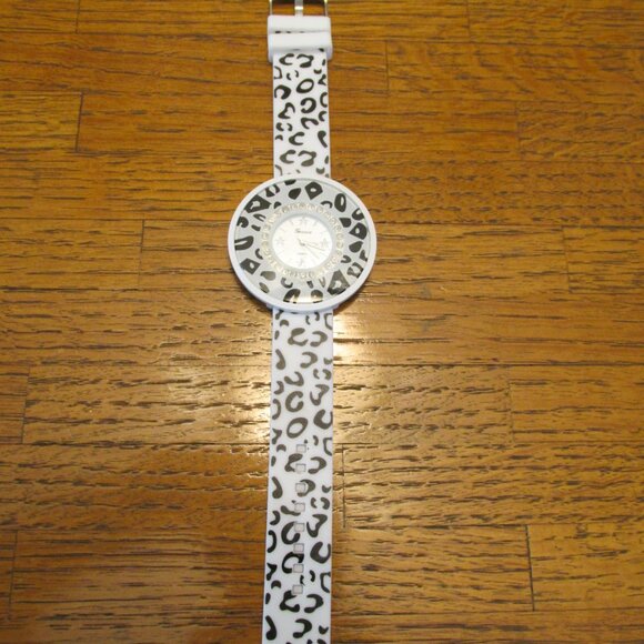 A27A- Be a star-- NWOT Never Worn Geneva Snow Leopard Pave Crystal Watch - Picture 2 of 6